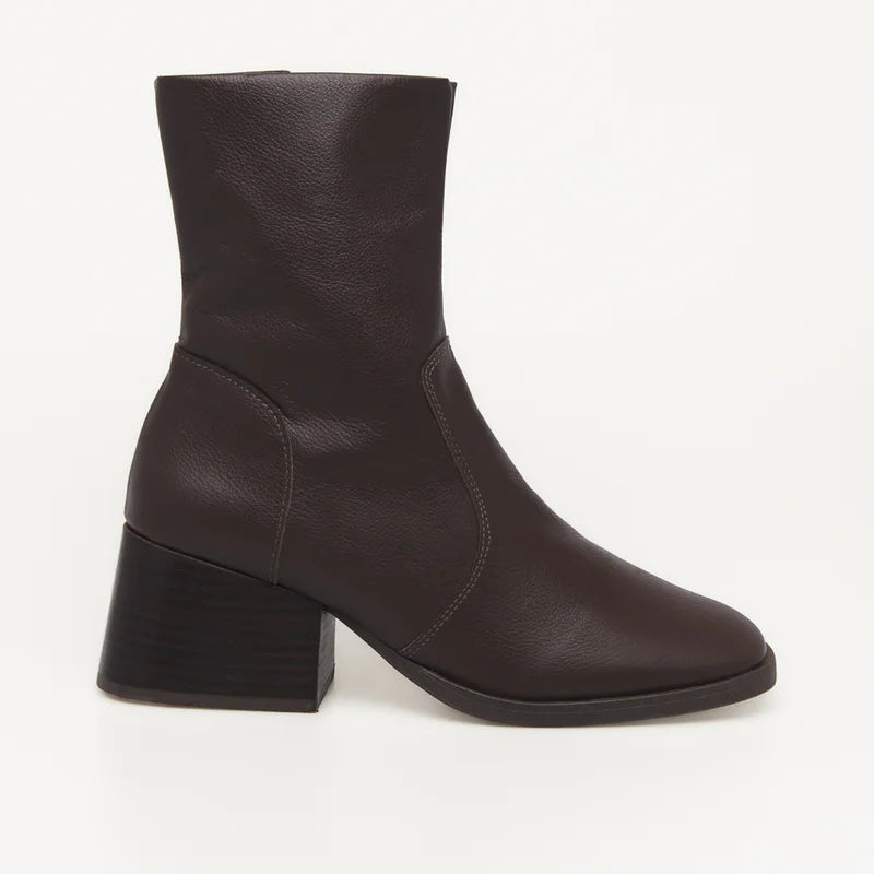 Adria Boot - Coffee