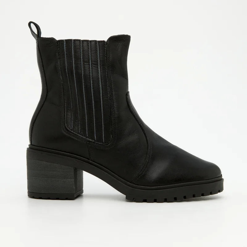 Tássia Leather Boot - Black