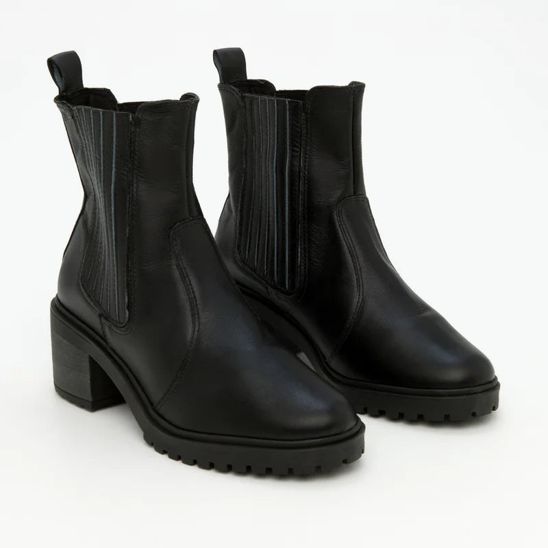 Tássia Leather Boot - Black