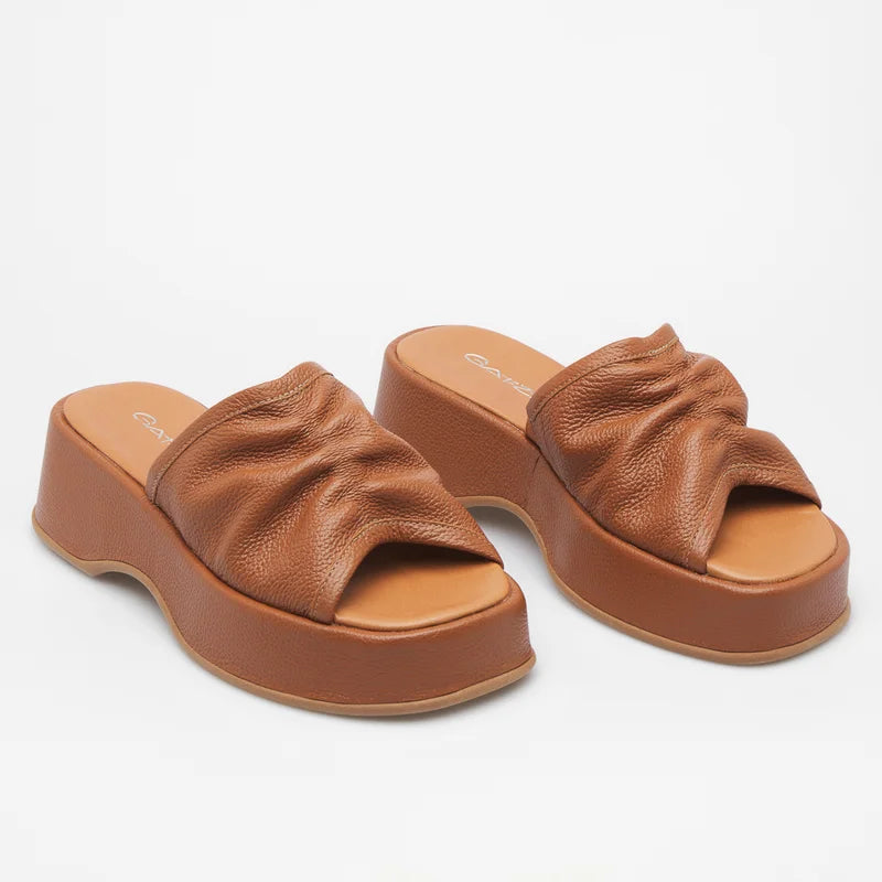 Wavy flat sandal - Caramel