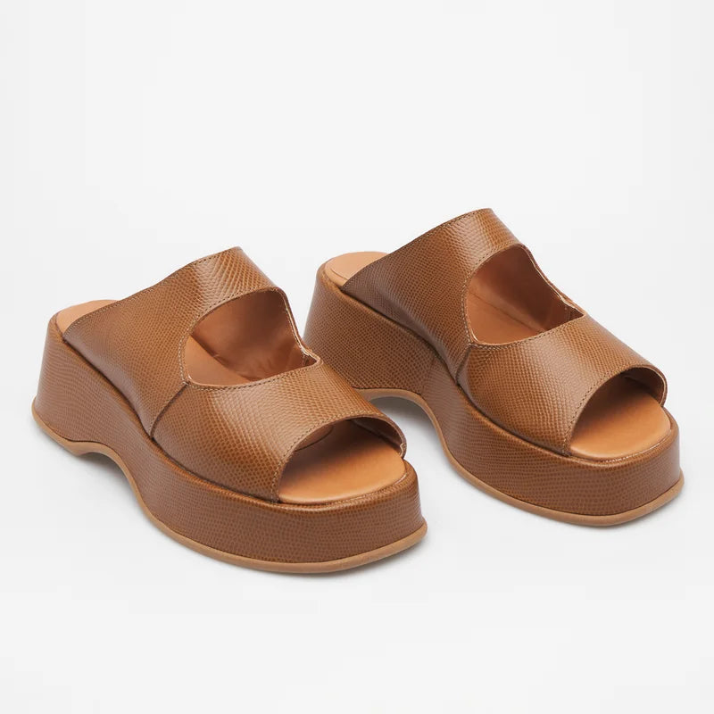 Cut-out flat sandal - Caramel