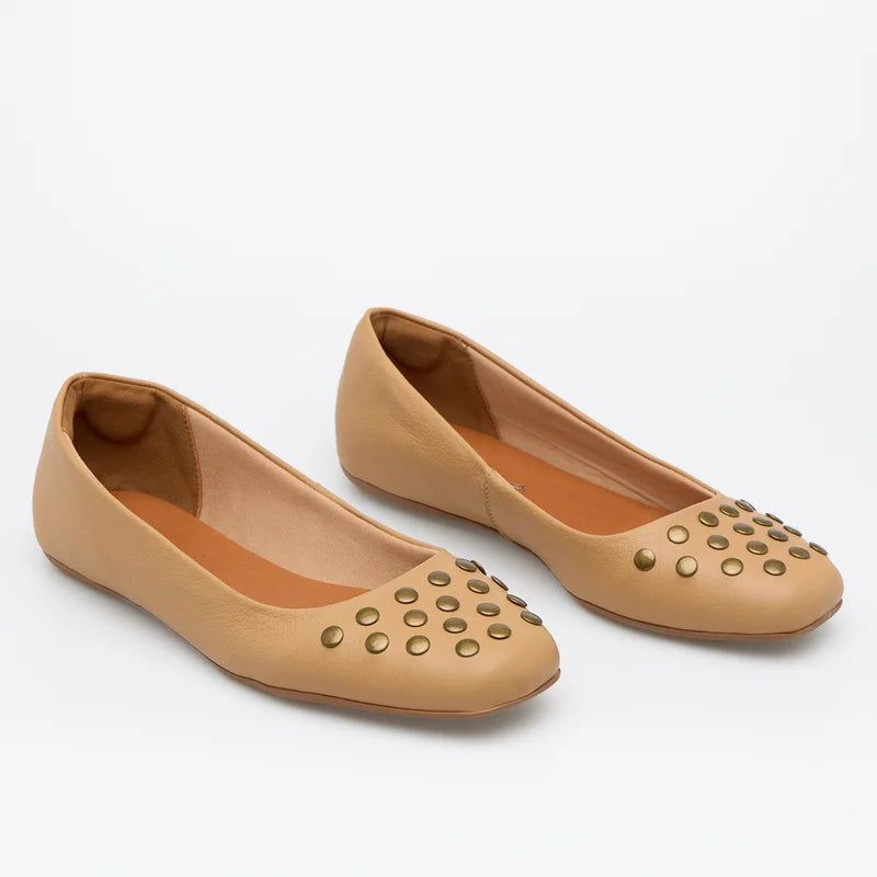 Tachas Leather Flat- Beige