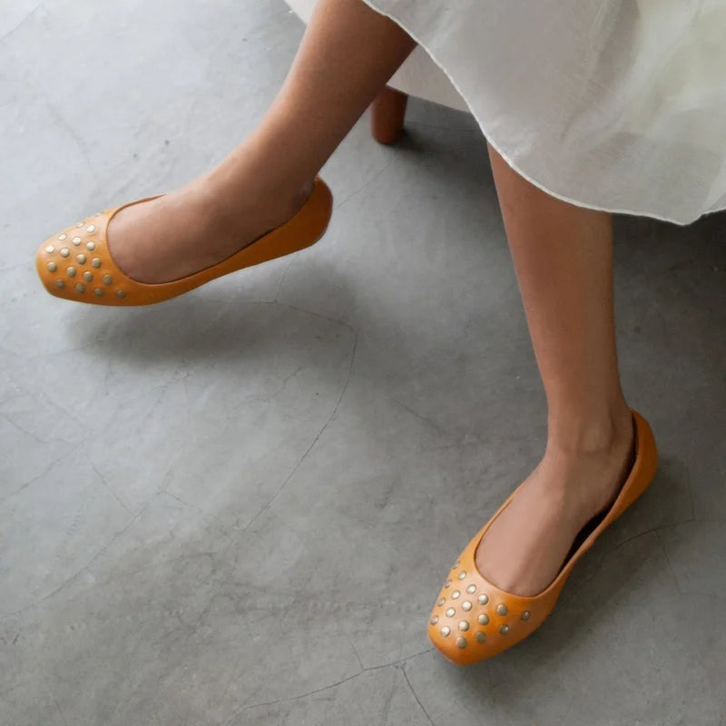 Tachas Leather Flat -  Honey